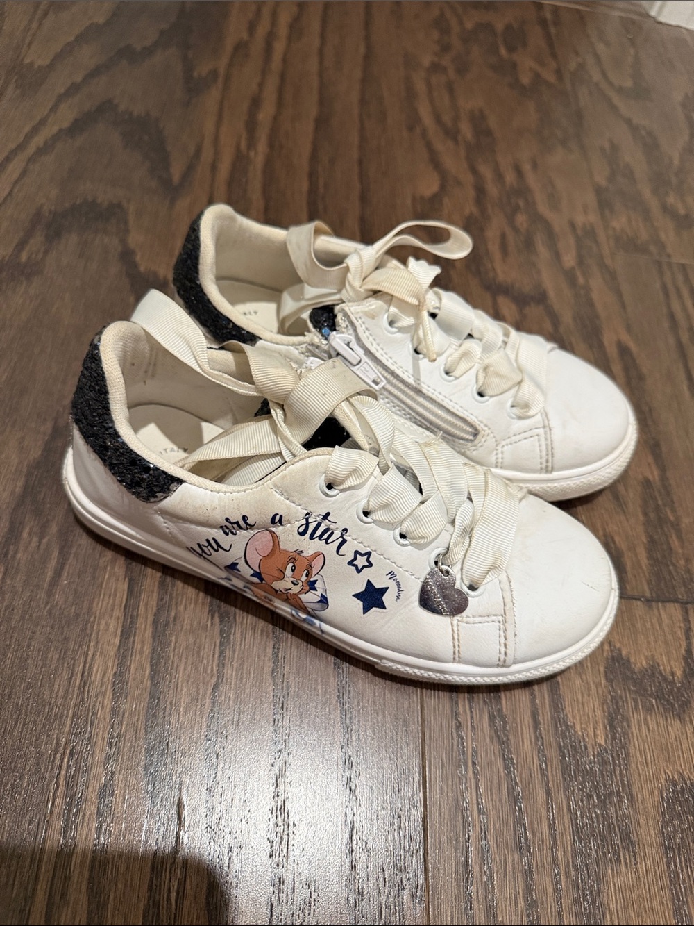 MonnaLisa White Kids Sneakers with Black Glitter Heel & Star Graphic